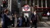Londoniak jönnek-mennek a Bank metrómegálló környékén, 2021. július 29-én