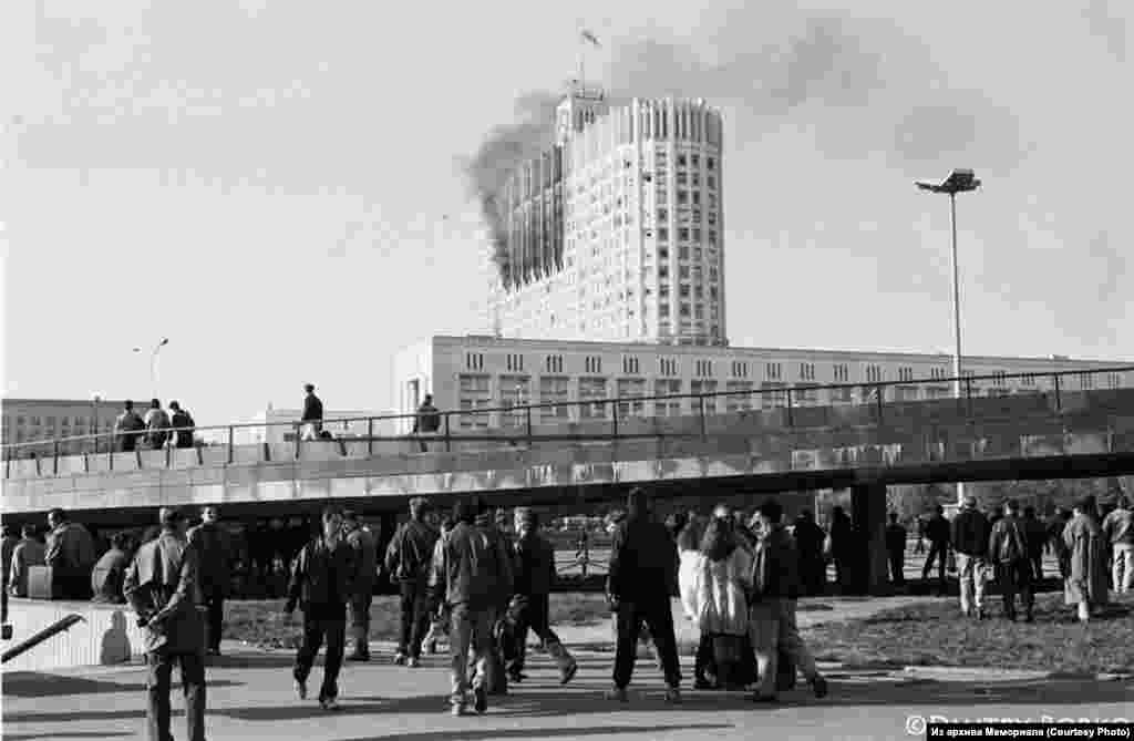 В Мемориале открылась выставка "Москва, 1993. Четырнадцать дней осени", на которой представлены работы фотографа Дмитрия Борко из фотоальбома "1991/1993".