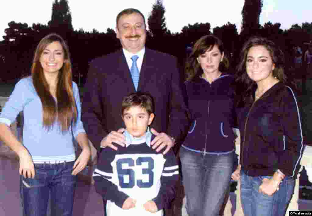 Prezident İlham Əliyev ailə üzvləriylə birlikdə