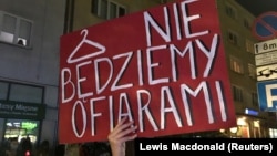 "Мы не будем жертвами" - плакат в руках одной из участниц акции протеста в польском городе Гдыня