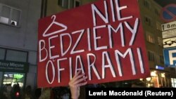 "Nem leszünk áldozatok" feliratú plakáttal tiltakoznak az abortusz további szigorítása ellen a lengyelországi Gdyniában, 2020. október 23-án.