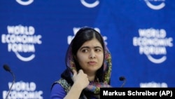 ملاله يوسفزۍ د نړيوال اقتصادي فورم کلنۍ غونډې ته وينا کوي