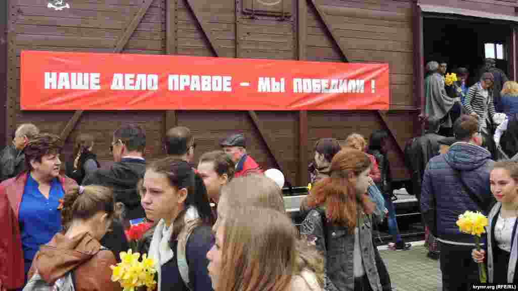 Прибуття потягу «Побєда» до Керчі. Окупований Крим, 11 квітня 2017 року