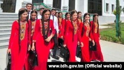 Bir görnüşe salnan studentler 