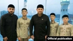 Голова Чечні Рамзан Кадиров з племінником і синами, Ахмад Кадиров – другий зліва