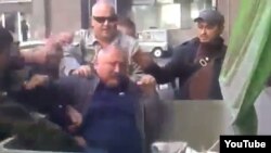 Аляксандра Панчанку, былога лідэра казакоў з Запароскай вобласьці, закідваюць у сьметніцу.
