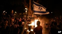 Njerëz duke protestuar kundër Qeverisë së kryeministrit izraelit, Benjamin Netanyahu, dhe bëjnë thirrje për lirimin e pengjeve që po mbahen në Gazë nga Hamasi, Tel Aviv, Izrael, 22 qershor 2024.