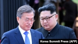 Mun Džae In (L) i Kim Džong Un (D)