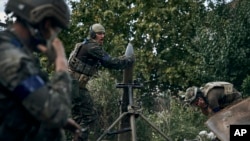 Soldați ucraineni lansează oobuze în Kupiansk, localitate recent recucerită, în regiunea Harkov, Ucraina, joi, 22 septembrie 2022