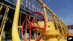 UE se gândește să continue plafonarea prețului gazelor pentru a evita o criză la iarnă 