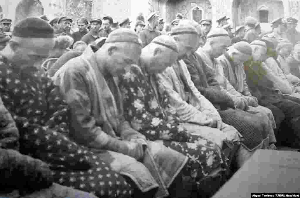  Самарканддын Тилла-Кари мечитинин ичинде. Соттун өлүм жазасы өкүмүн угуп аткан басмачылар.