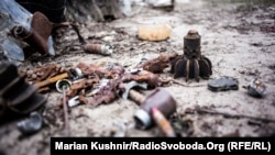 Ілюстраційне фото. Залишки боєприпасів у зруйнованій обстрілом будівлі в Станиці Луганській, 18 березня 2016 року