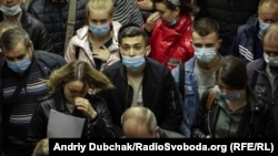 Украина- луѓе со маски во метрото во Киев, 07.10.2020
