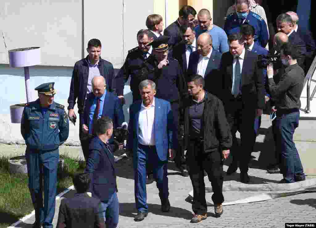 Șeful direcției principale a ministerului rus pentru situații excepționale din Tatarstan, Rafis Habibulin (stânga), și președintele republicii Tatarstan, Rustam Minnikhanov (centru), au venit la locul incidentului.