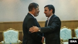 محمود احمدی‌نژاد و محمد مرسی، رؤسای جمهور ایران و مصر در قاهره. ۱۷ بهمن ۱۳۹۱.