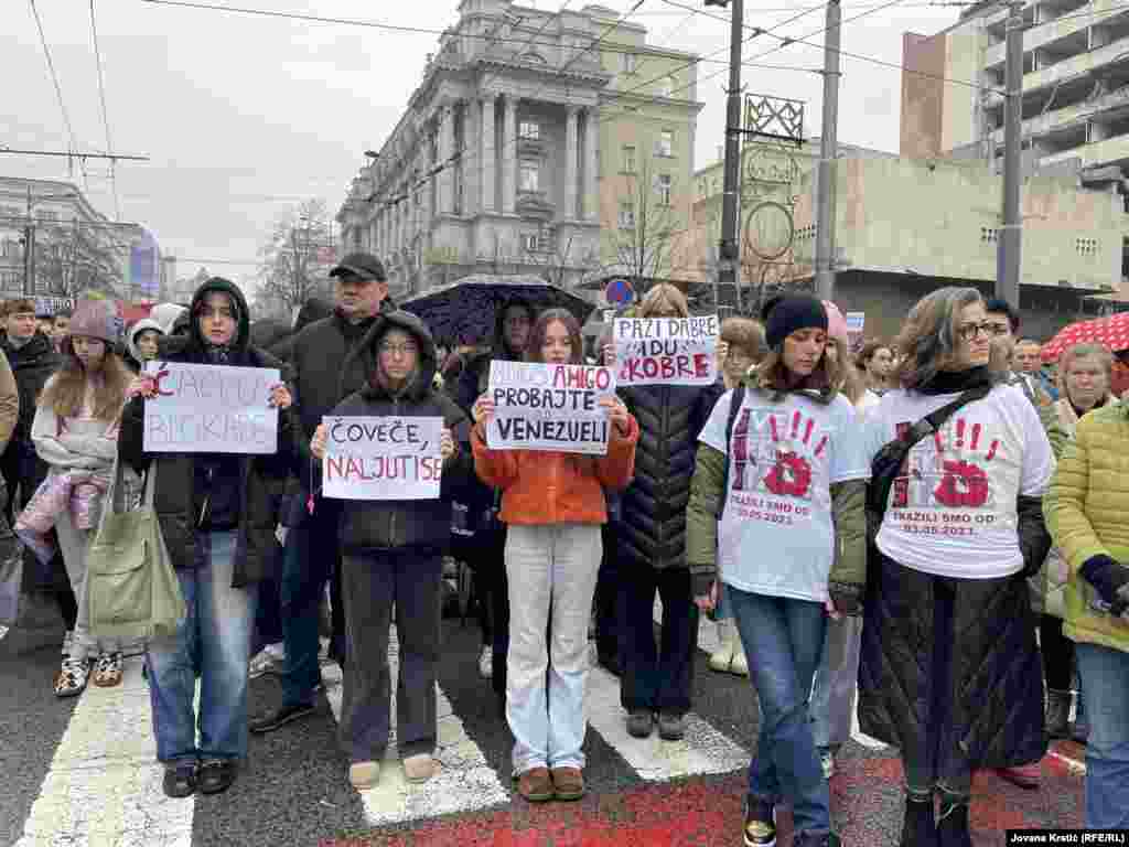 Disa nga pankartat në protestë gjatë grevës së përgjithshme në Beograd.