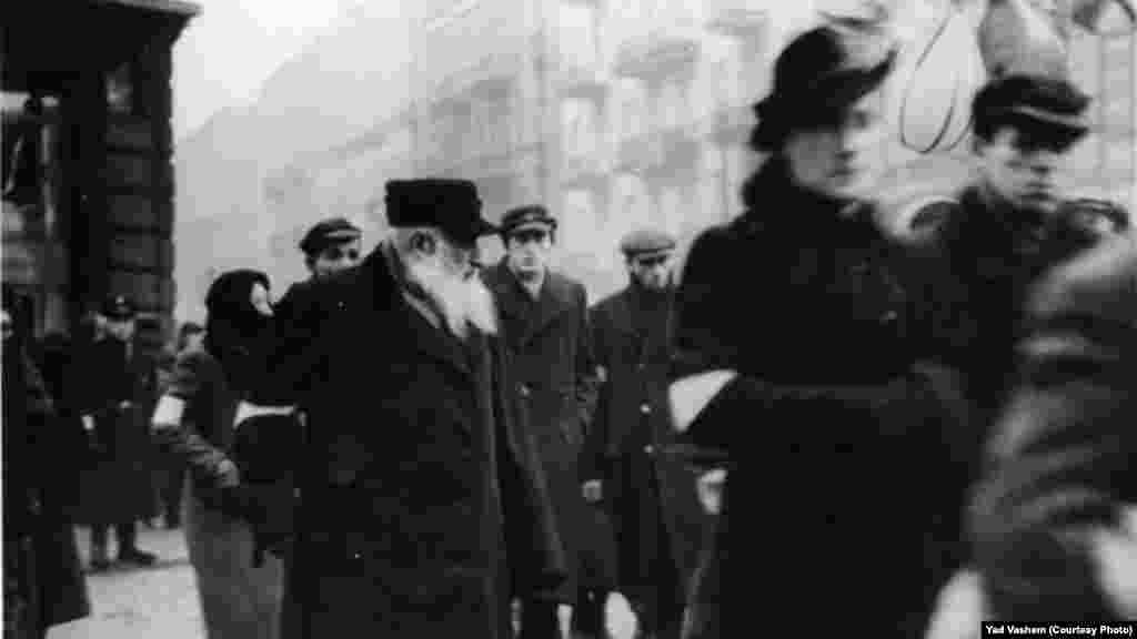 Хиляди евреи умират тук от глад и болести. Тази и десетки други снимки от Варшавското гето от 1941 и 1942 г. са направени от Джо Хайдекер - журналист, служил като обикновен войник във Вермахта. Снимка: Дж. Дж. Хайдекер 