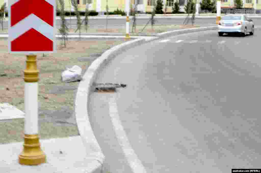 Oguzhan köçesi bilen "Ýubileýnaýa" köçesiniň çatrygynda gazylan lagym turbasyndan çykan beton bölekleri.