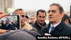 Azerbaýjanyň oppozisiýa lideri Ali Karimli (sagda) 2-nji dekabrda Nesimi etrap sudunuň binasynyň daşynda dur