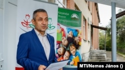 Potápi Árpád János nemzetpolitikáért felelős államtitkár beszédet mond az ungvári Harmónia Oktatási-Nevelési Központ felújított óvodájának avatásán 2020. október 7-én. 