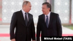 Президент России Владимир Путин (слева) и президент Узбекистана Шавкат Мирзияев на встрече в Ташкенте, 19 октября 2018 года.