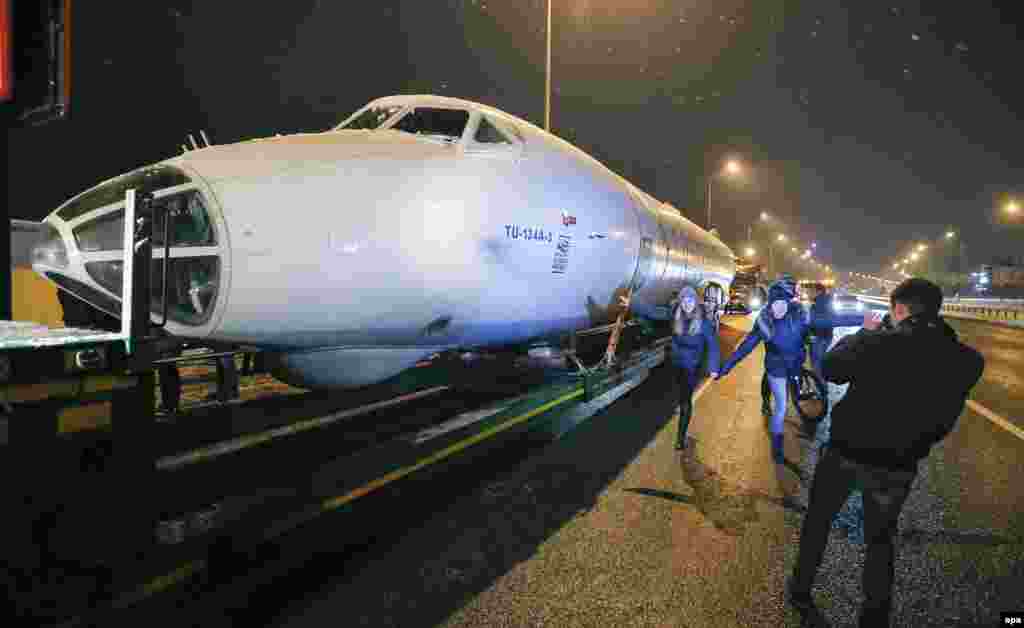 «З ангару до музею». Президентський літак ТУ-134 А-3 перевозили нічним Києвом до авіаційного музею у Жулянах, 30 листопада 2014 року