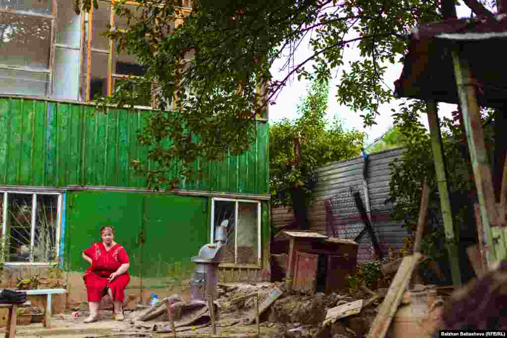 Любовь Александровна - жалғызілікті адам. Оның үйі селден қатты зардап шеккен. Оған еріктілерден өзге көмектесетін адам жоқ. 