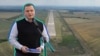 Кметът на Русе Пенчо Милков. На фона е летището в Русе