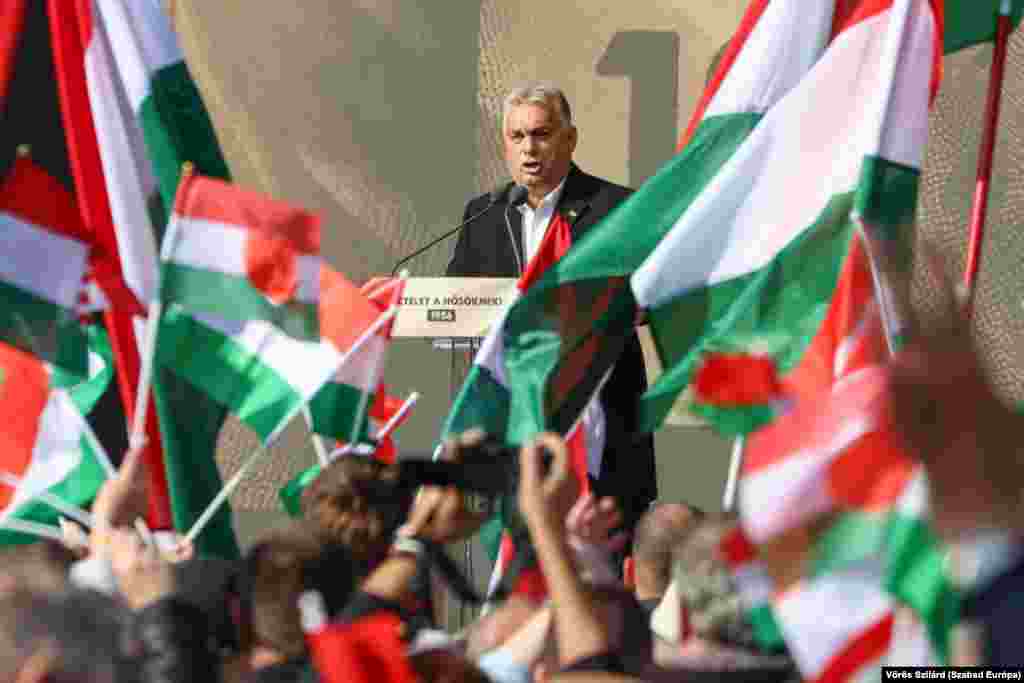 Orbán Viktor ünnepi beszéde a budapesti Millenáris parkban 2024. október 23-án. A nemzeti ünnep sem múlt el politikai rendezvények nélkül. A délelőtt beszélő miniszterelnök azt mondta: az Európai Unió győzelmi tervet szerkesztett Oroszország ellen, amelynek értelmében – ha megvalósul – nemsokára ismét „keletről jött szláv katonák állomásozhatnak Magyarországon”. Kun Bélához és Kádár Jánoshoz hasonlította Magyar Pétert