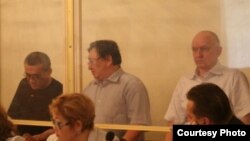 Екінші қатарда солдан оңға қарай: айыпталушылар Ақжанат Әминов, Серік Сапарғали, Владимир Козлов. Ақтау, 16 тамыз 2012 жыл.