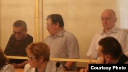 Екінші қатарда солдан оңға қарай: айыпталушылар Ақжанат Әминов, Серік Сапарғали, Владимир Козлов. Ақтау, 16 тамыз 2012 жыл.