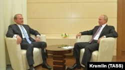 Fəaliyyəti dayandırılan partiyalardan birinin-"Həyat Naminə Müxalifət Platforması" partiyasının rəhbəri Viktor Medvedçuk (sol) və Rusiya prezidenti Vladimir Putin, Moskva, 6 oktyabr 2020
