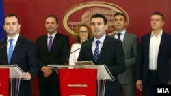 Zoran Zaev dhe Bujar Osmani duke prezantuar planin e Qeverisë së Maqedonisë për realizimin e reformave