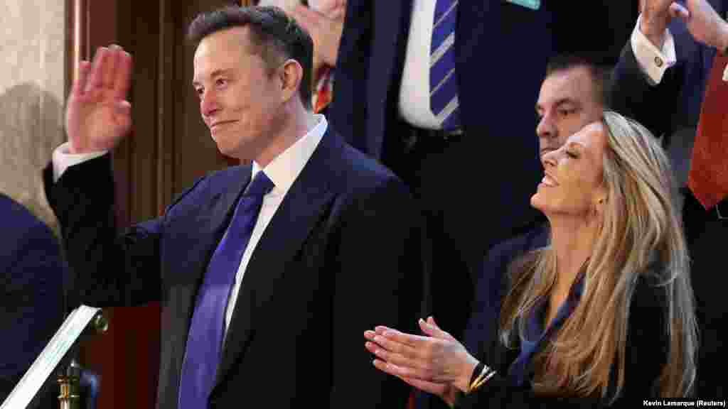 Elon Musk Trump beszéde alatt. A milliárdos, aki mindenhová elkísérte Trump elnököt második hivatali idejének első hét hete alatt, a keddi ülésnapon is kiemelt helyet foglalt el
