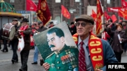 На демонстрации в честь 92-й годовщины Октябрьской революции в Москве 