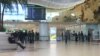 Aşgabadyň aeroportunda onlarça adam ýurduň daşyna goýberilmedi