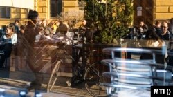 Vendégek ülnek egy étterem teraszán Nyíregyháza belvárosában 2021. április 24-én.