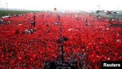 Так выглядела площадь в Стамбуле, где 7 августа проходил митинг