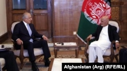 افغان ولسمشر محمد اشرف غني (ښی) د افغانستان د سولې لپاره د امریکا ځانګړي استازي زلمي خلیلزاد سره د لیدنې پر مهال. July 23 2019