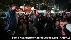 У Національній поліції заявляють, що такої бійки не було, й, відповідно, немає ні постраждалих, ні нападників