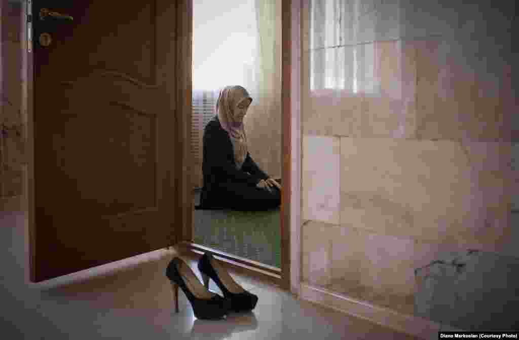 21-летняя Амина Мутиева, студентка Исламского университета в Грозном, в молебной комнате для женщин.