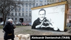 Наққошии рӯи девори Навалний дар боғи Пушкарскии шаҳри Санкт-Петербург