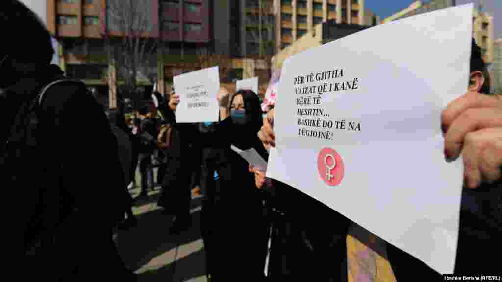 Përmes këtij shkrimi kërkohet që gratë mos të heshtin. Sipas organizatoreve të këtij marshi, burrat do të ushtrojnë dhunë e terror mbi gratë, për sa kohë që nuk ç'rrënjoset "sistemi patriarkal, i cili na shtyp e vret". 
