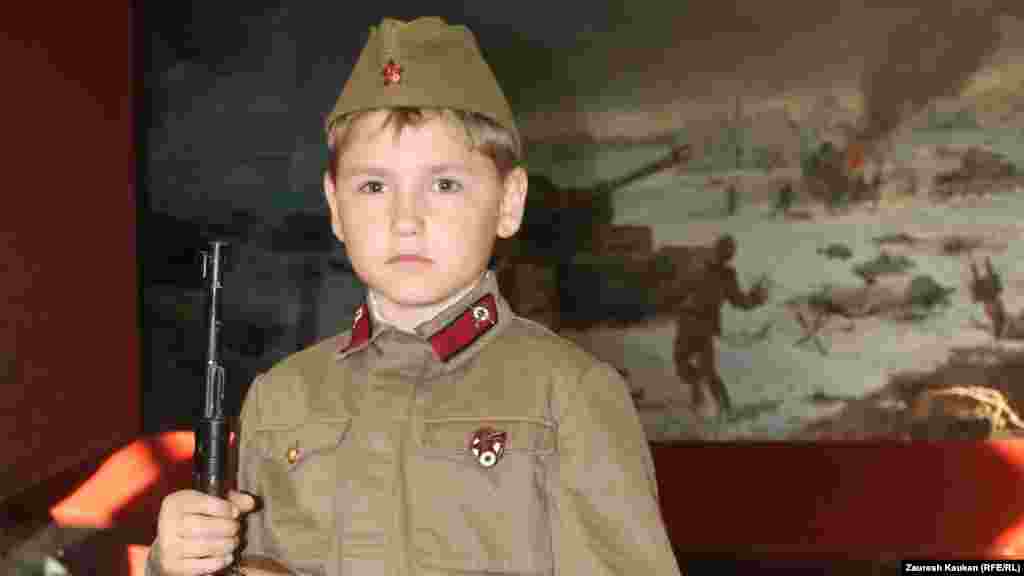 "Музей түні" шарасы кезінде мұражай мына оқушыны екінші дүниежүзілік соғыс жауынгерінше киіндіріп, соғыс экспозициясына бекітіпті.