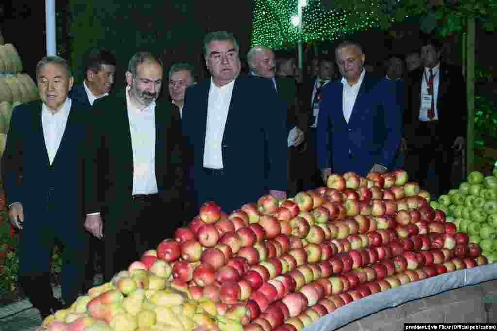 На "Вечере дружбы" присутствовали руководители девяти стран СНГ. Не было президента Украины Петра Порошенко и главы Туркменистана (он в Нью-Йорке на Генассамблее ООН)
