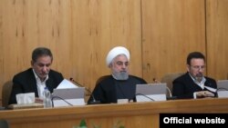 حسن روحانی (نفر وسط) همراه با محمود واعظی (راست) و اسحاق جهانگیری.