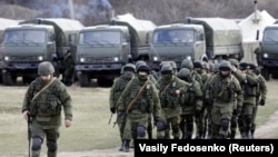 Російські військові без розпізнавальних знаків (так звані «зелені чоловічки») у селі Перевальне, 5 березня 2014 року