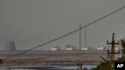 Вид на ЗАЕС з обмілівшого Каховського водосховища після руйнації греблі Каховської ГЕС, липень 2024 року