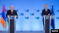 Jens Stoltenberg NATO/főtitkár (j) és Armen Szargszján örmény elnök sajtótájékoztatót tart Brüsszelben 2020. október 21-én.