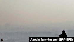 Szmog borítja Teheránt, Irán fővárosát, 2020. október 16-án.